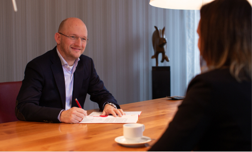 Bij Notariaat Eemmeer is geen dag hetzelfde! Wij zijn op zoek naar een kandidaat-notaris die het leveren van kwalitatief hoogstaand maatwerk, het nemen van verantwoordelijkheid, aandacht voor cliënten en een veelzijdigheid van zaken belangrijk vindt. Wil jij werken in een informeel én professioneel kantoor met ontwikkelingsmogelijkheden?