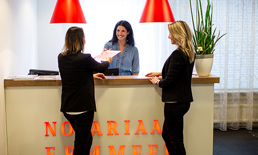 Als eerste aanspreekpunt van Notariaat Eemmeer ben jij ons visitekaartje en geef je onze cliënten een warm en professioneel welkom. Jij managet op prettige wijze de kwaliteit van onze service, de uitstraling van de receptie en de verwachtingen van onze cliënten.